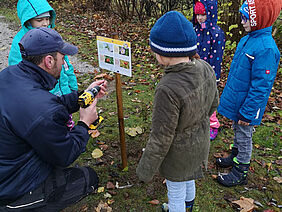 Auch der Schulwart war tatkräftig bei der Heckenanlage dabei. Foto: NUP Eisenwurzen