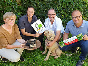 Martina Löffler, Marlene Hrabanek-Bunyai / GF Naturpark RosaliaKogelberg, Ronald Preissegger, Martin Mitteregger / Bürgermeister Pöttsching mit Lagotto romagnolo Hündin „Curley“ (Foto: Naturpark Rosalia-Kogelberg)