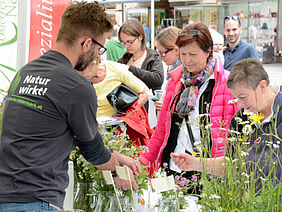 Expert*innen erklären Zusammenhänge in der Natur. Foto: Gery Wolf