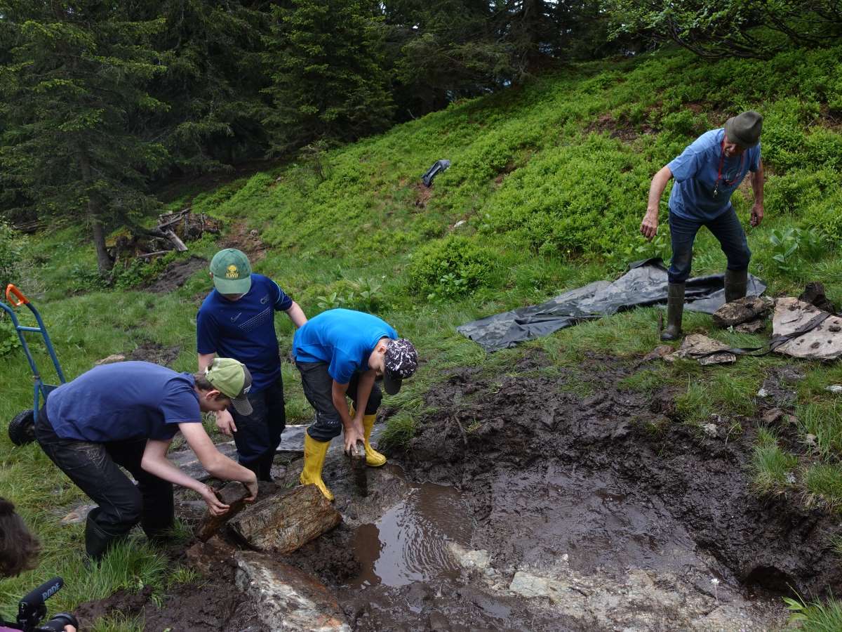 Anlage eines Tümpels im Naturpark Kaunergrat, Foto: Naturpark Kaunergrat