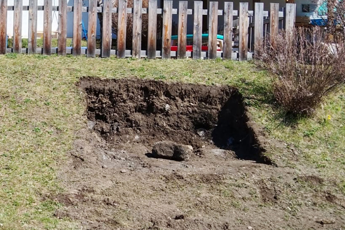 Füllen der Grube mit Bruchsteinen, Foto: Naturpark Weissensee