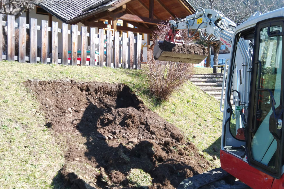 Ausheben der Grube, Foto: Naturpark Weissensee