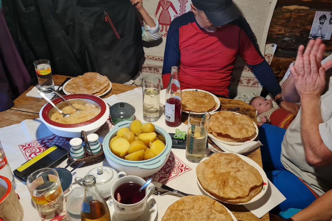 Gemütliches Mahl (Foto: Elke Kerschbaumer)