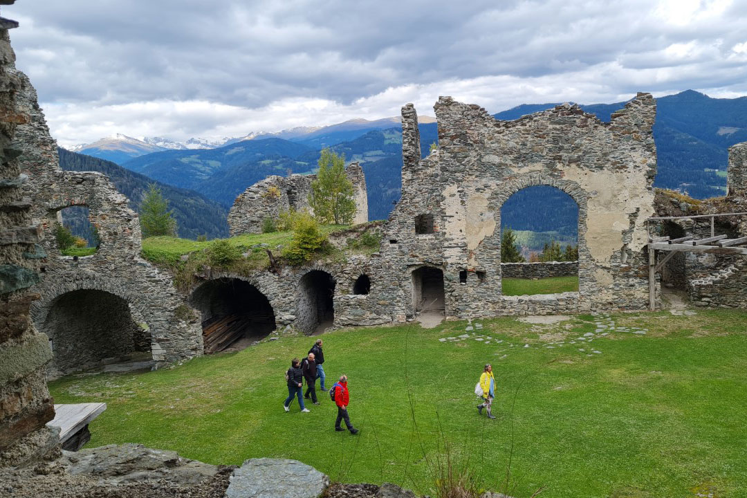 In der Burgruine (Foto: Elke Kerschbaumer)