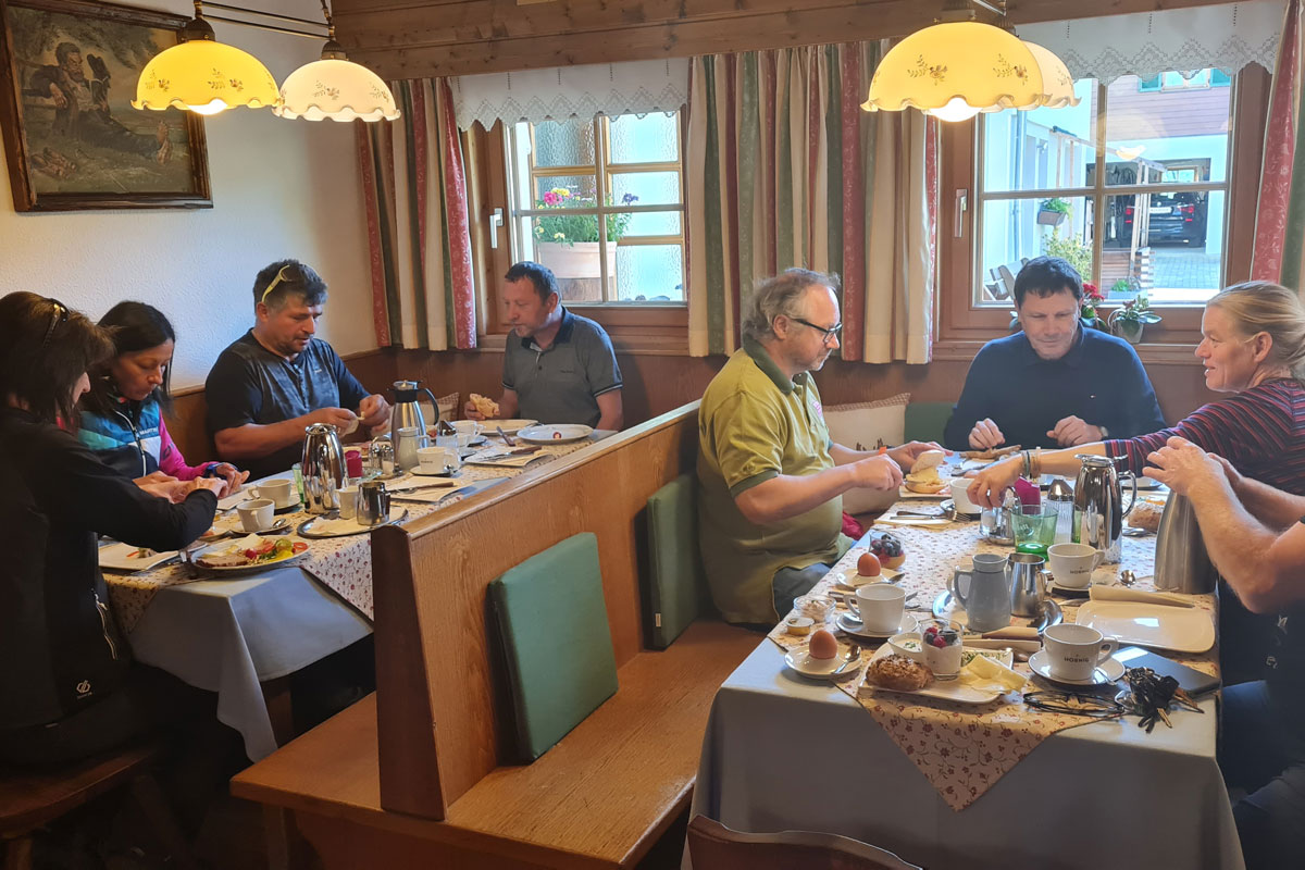 Gemeinsames Frühstück der Teilnehmenden des LERN-Gangs (Foto: Elke Kerschbaumer)