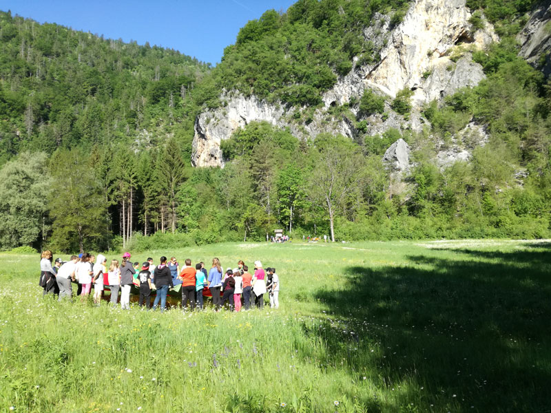 Bei herrlichem Wetter sind die Schülerinnen und Schüler der Naturpark-Schulen im Naturpark Dobratsch unterwegs ... Foto: Verein Naturpark Dobratsch