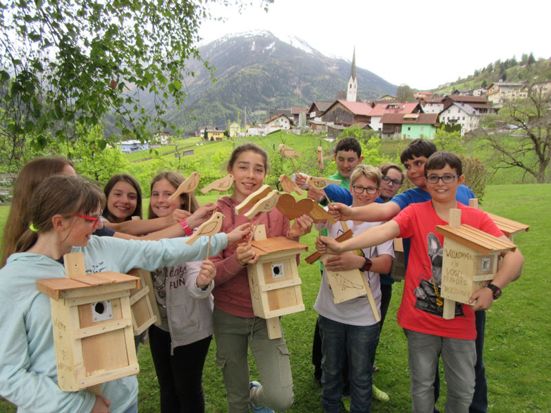 ... Bereits vorher haben die 20 Schülerinnen und Schüler der 2. Klasse Holzvögel und Vogelhäuschen gebaut. Foto: Hannes Neuner