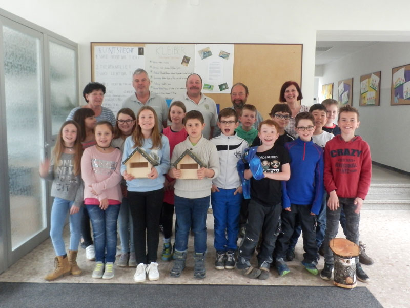 Zusammen mit der Steiermärkischen Berg- und Naturwacht haben Schülerinnen und Schüler der Volksschule Viktor Kaplan im Naturpark Mürzer Oberland Nist- und Fledermauskästen gebaut. 
Foto: Viktor Kaplan-Schulen