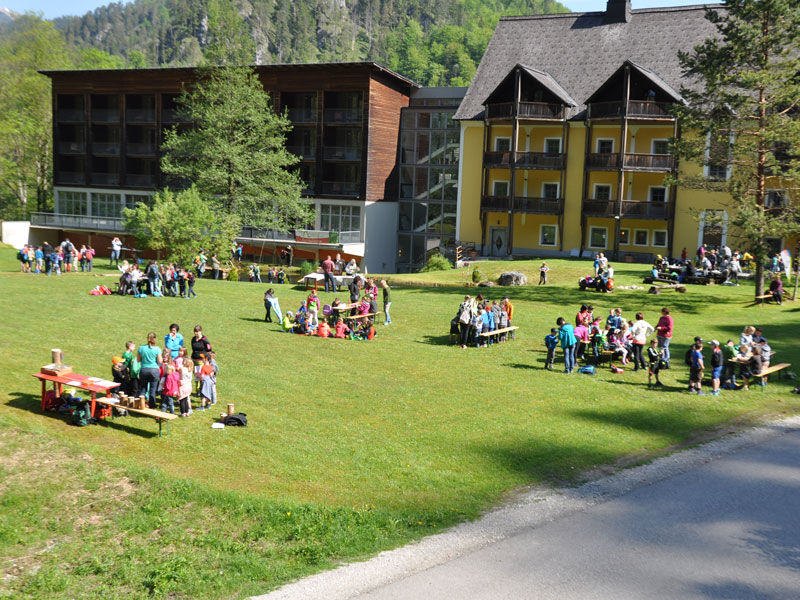 Schülerinnen und Schüler aus allen Volkschulen der Naturpark-Region Steirische Eisenwurzen sowie der NMS Weißenbach/Enns fanden sich in Wildalpen zu einem spannenden Vormittag zusammen ... Foto: Natur- und Geopark Steirische Eisenwurzen