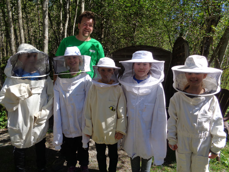... und erfuhren viel über das Leben, die Arbeit und die Gewohnheiten der Bienen. Dabei wurde auch das Innere eines Bienenstocks genau unter die Lupe genommen. Foto: Simon Walch