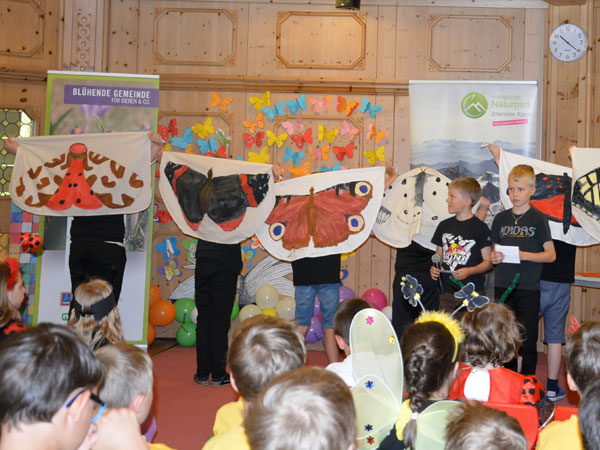 ... Die vierte Klasse der Volksschule präsentierte das Schmetterlingsprojekt „Vielfalter“, das sie über mehrere Schuljahre begleitet hat ... Foto: Hochgebirgsnaturpark Zillertaler Alpen