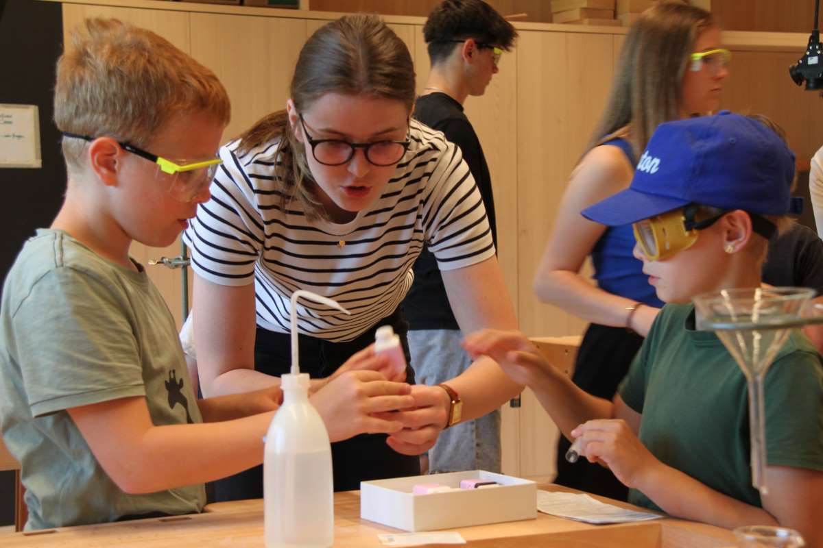 Die Kinder der Volkschule Hittisau beim Forschen im Gewässerlabor, Foto: Alexander Feurle
