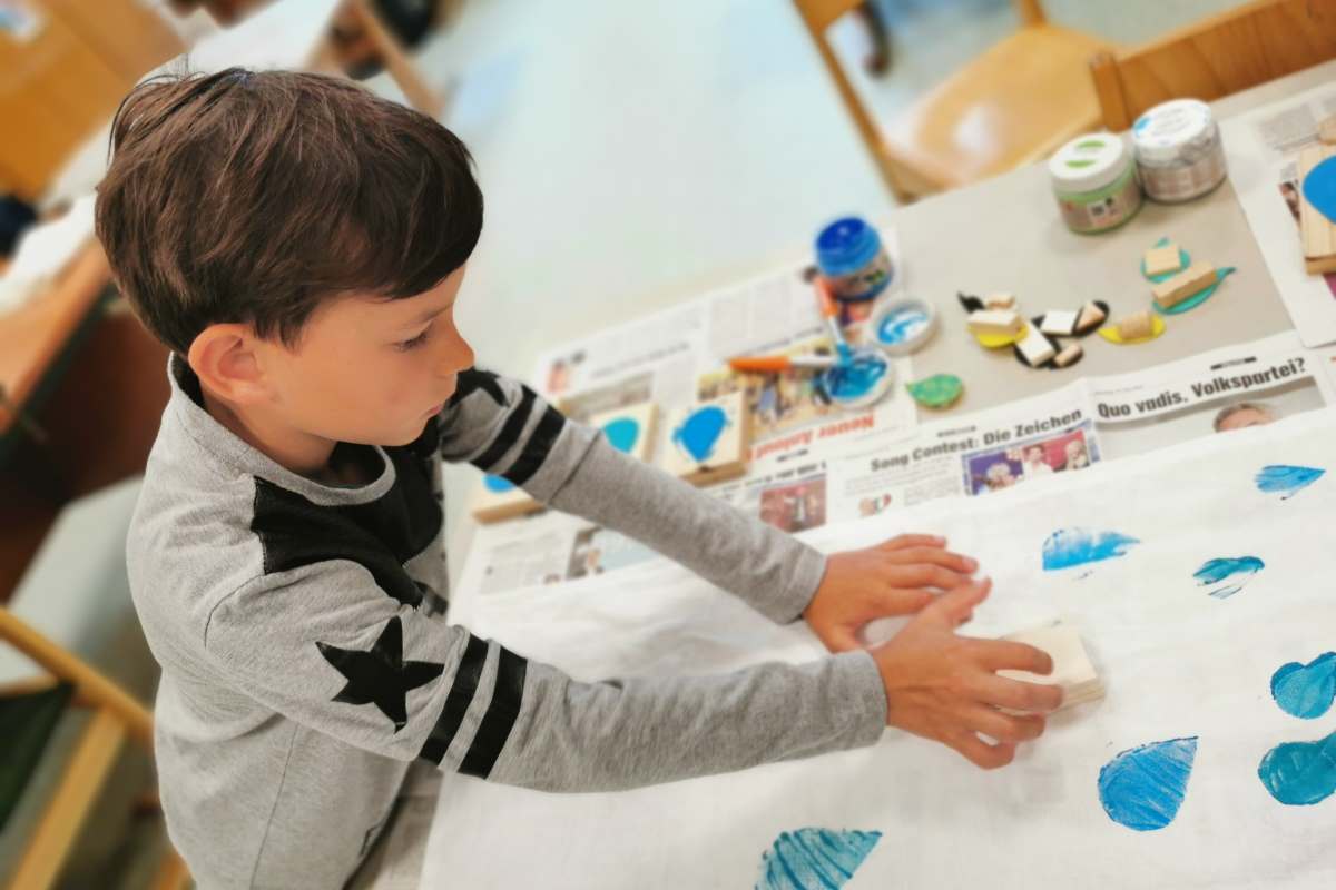 Schüler der Volkschule Kitzeck bedruckt Geschirrtücher, Foto: VS Kitzeck
