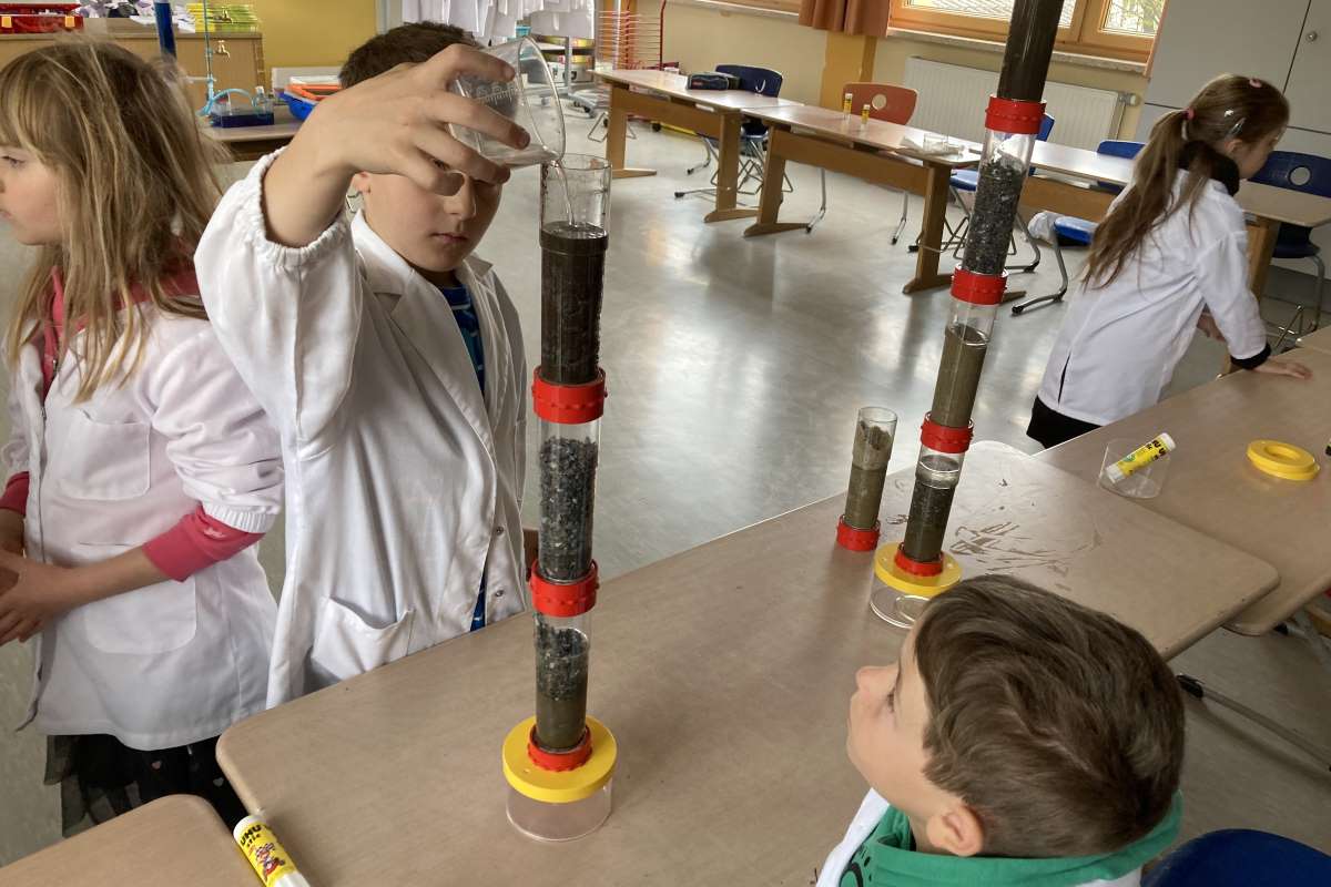 Schüler:innen der Naturpark-Volkschule St.Marein untersuchen den Bodenaufbau, Foto: Sylvia Goelly