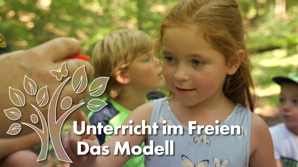 Neugieriges Mädchen mit Titel "Unterrichr im Freien - Das Modell"