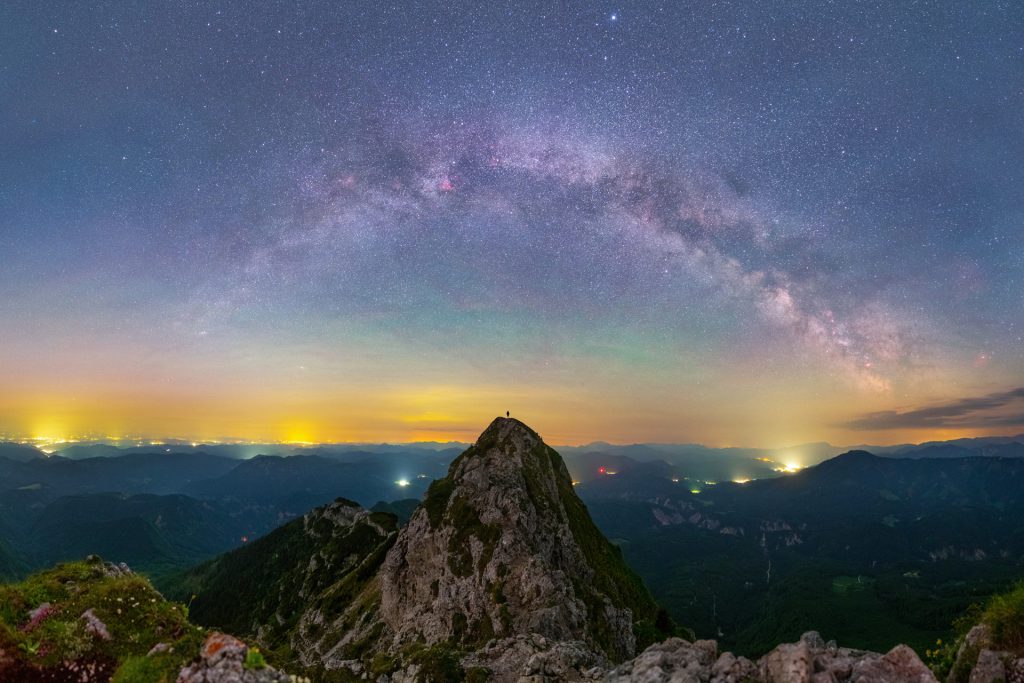 Nachthimmel mit Milchstraße über einem Gipfel