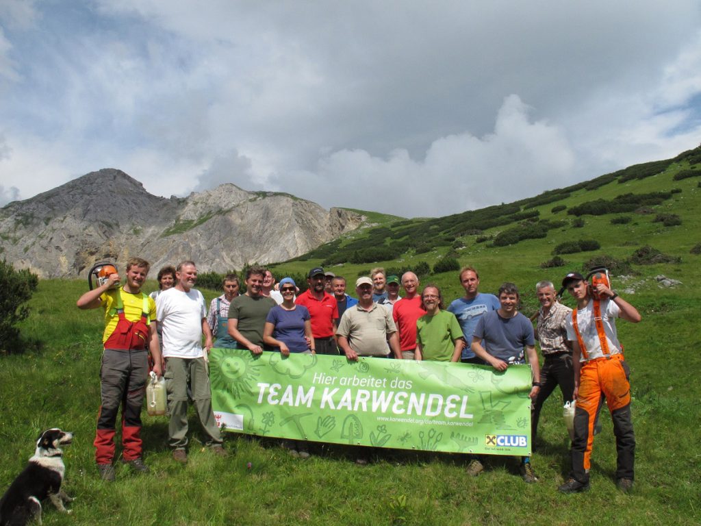 Eine Gruppe Menschen hält das Plakat "Team Karwendel"