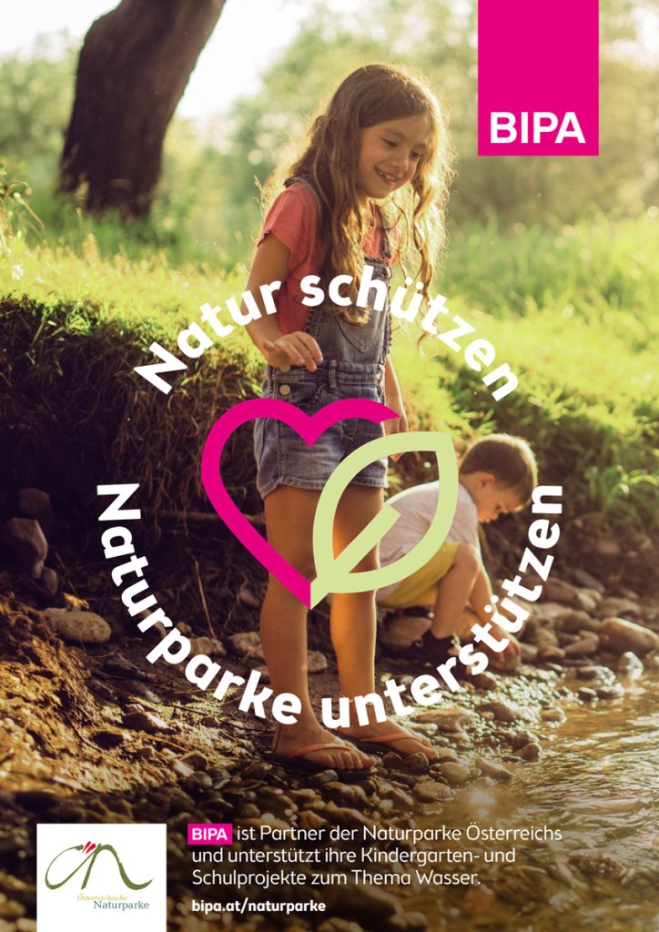 Ein Plakat zeigt Kinder am Ufer eines Baches. Darüber befindet sich ein Logo mit dem Text: Natur schützen, Naturparke unterstützen.