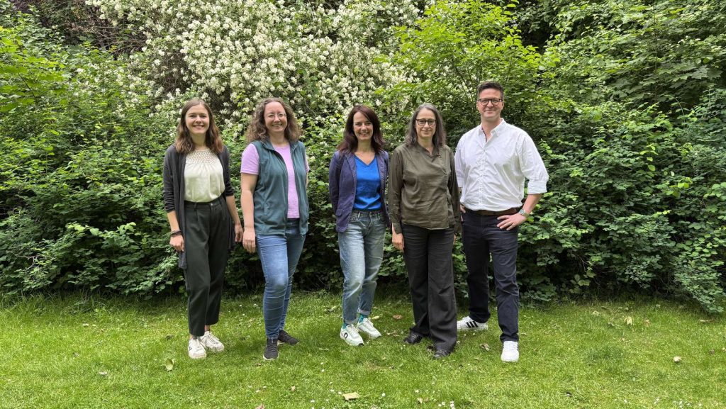 Du möchtest mit uns in Kontakt treten? Hier findest du alle Ansprechpersonen und Infos, wie du unsere Mitarbeiter:innen direkt erreichen kannst. Wir freuen uns darauf, von dir zu hören oder zu lesen!