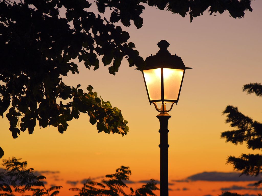 Leuchtende Laterne vor Abendhimmel